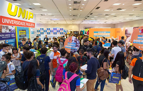 Público e expositores na Feira Norte do Estudante